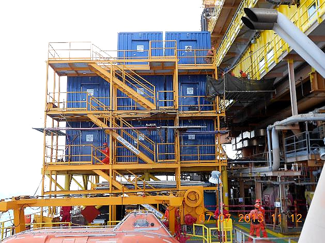 Contenedores habitacionales instalados en plataforma marina